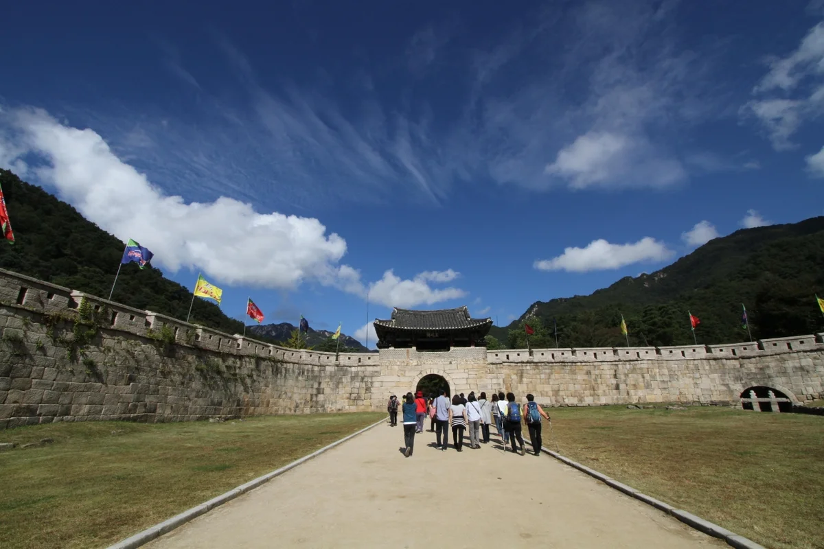 문경새재 가족 나들이 (출처 : 한국관광공사)