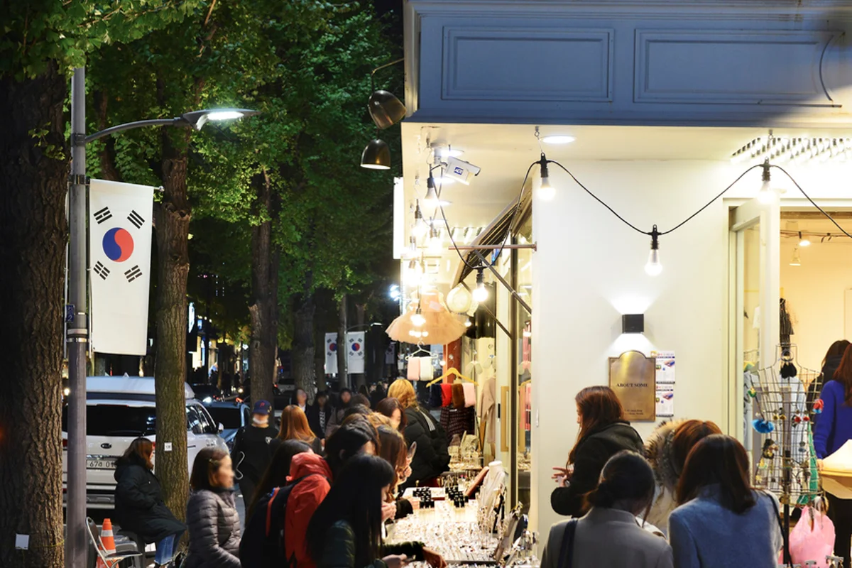 가로수길 야경 (출처 : 한국관광공사)