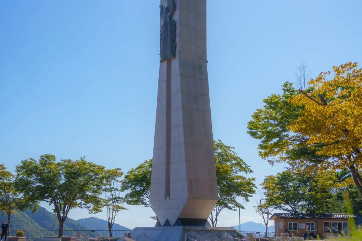 소양호 야간 명소: 소양강댐준공기념탑 - 소양호 여행