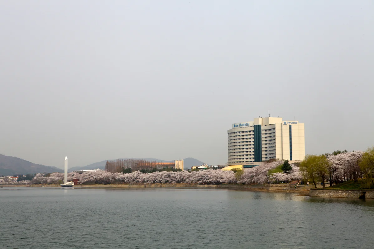 산지천: 오리엔탈 호텔 제주 주변의 고즈넉한 도심 속 휴식처 - 오리엔탈호텔제주 여행